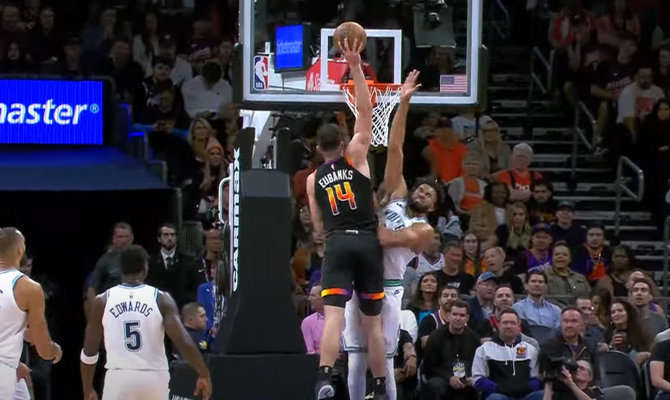 Gražiausias NBA nakties epizodas - efektingas „Suns“ aukštaūgio dėjimas (VIDEO)